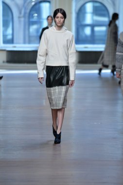 yigal azrouel Defile sırasında modeli
