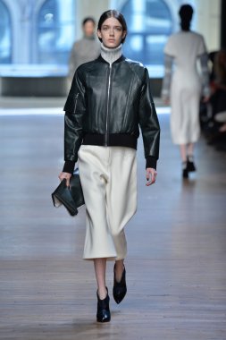 yigal azrouel Defile sırasında modeli