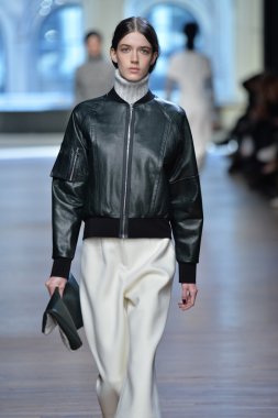 yigal azrouel Defile sırasında modeli