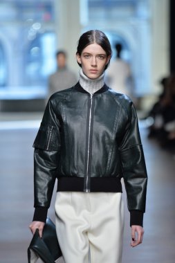 yigal azrouel Defile sırasında modeli