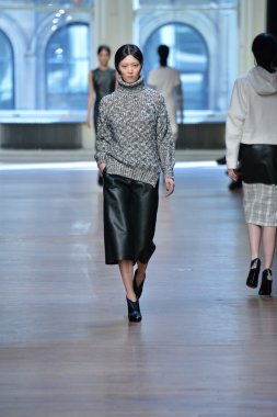 yigal azrouel Defile sırasında modeli
