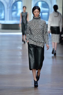 yigal azrouel Defile sırasında modeli