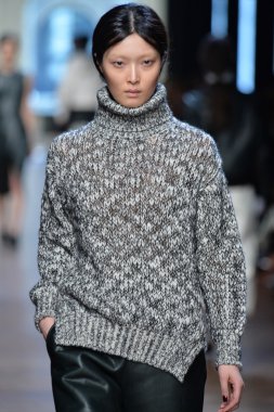 yigal azrouel Defile sırasında modeli