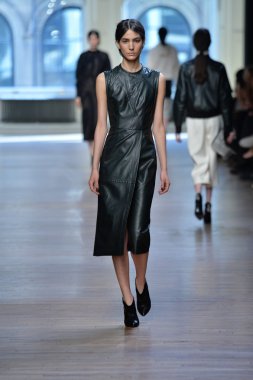 yigal azrouel Defile sırasında modeli