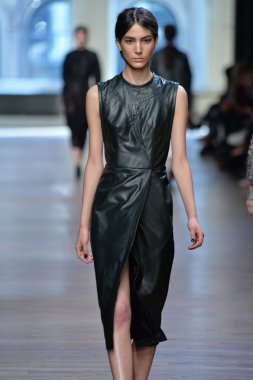 yigal azrouel Defile sırasında modeli