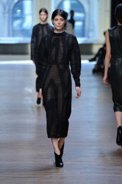 yigal azrouel Defile sırasında modeli