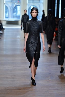 yigal azrouel Defile sırasında modeli