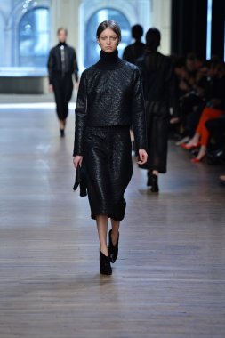 yigal azrouel Defile sırasında modeli