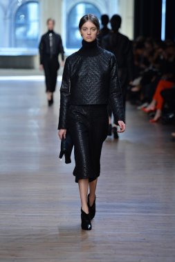 yigal azrouel Defile sırasında modeli