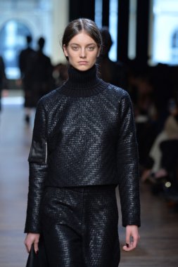 yigal azrouel Defile sırasında modeli