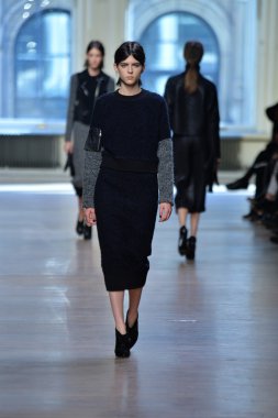 yigal azrouel Defile sırasında modeli