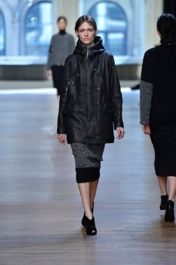 yigal azrouel Defile sırasında modeli