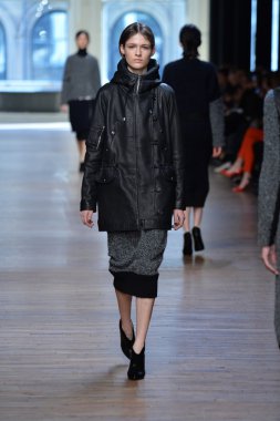 yigal azrouel Defile sırasında modeli
