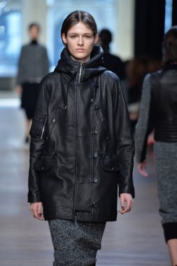 yigal azrouel Defile sırasında modeli