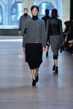 yigal azrouel Defile sırasında modeli