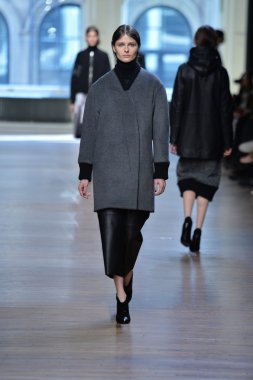 yigal azrouel Defile sırasında modeli