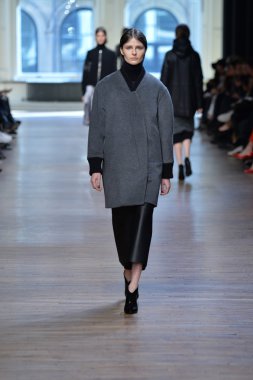 yigal azrouel Defile sırasında modeli