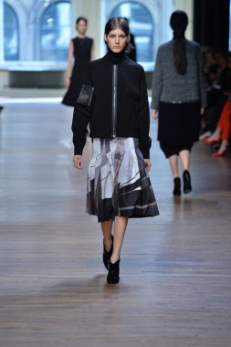 yigal azrouel Defile sırasında modeli