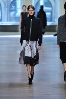 yigal azrouel Defile sırasında modeli