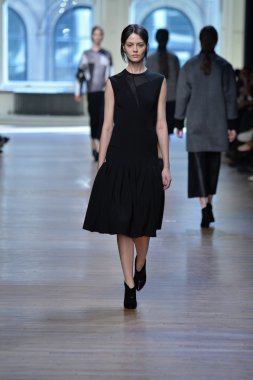 yigal azrouel Defile sırasında modeli