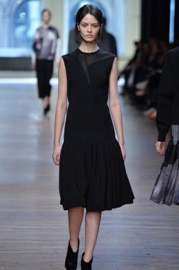yigal azrouel Defile sırasında modeli