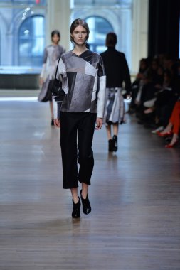 yigal azrouel Defile sırasında modeli