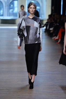 yigal azrouel Defile sırasında modeli