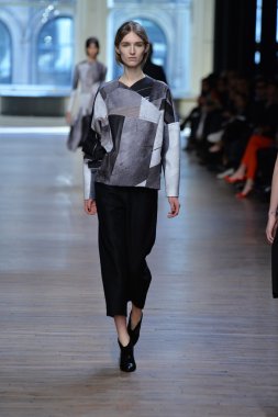 yigal azrouel Defile sırasında modeli