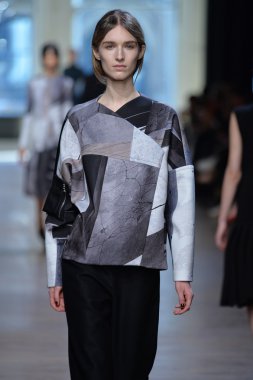 yigal azrouel Defile sırasında modeli