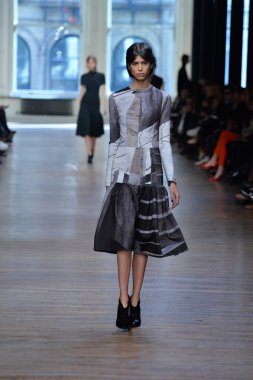 yigal azrouel Defile sırasında modeli