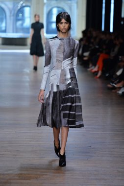 yigal azrouel Defile sırasında modeli