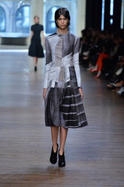 yigal azrouel Defile sırasında modeli