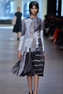yigal azrouel Defile sırasında modeli