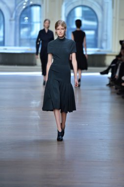 yigal azrouel Defile sırasında modeli
