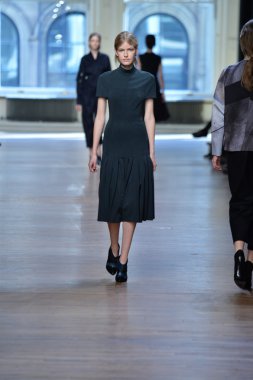 yigal azrouel Defile sırasında modeli