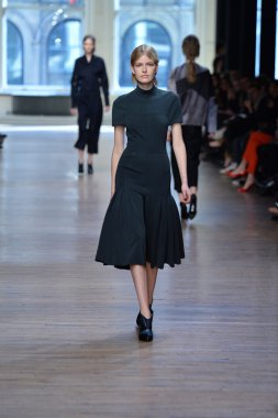 yigal azrouel Defile sırasında modeli