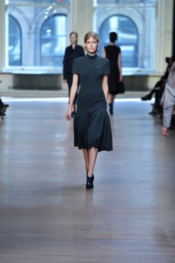 yigal azrouel Defile sırasında modeli