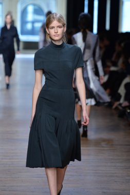 yigal azrouel Defile sırasında modeli