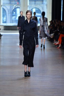 yigal azrouel Defile sırasında modeli