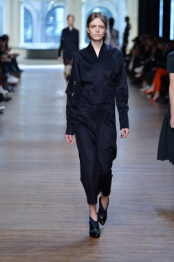 yigal azrouel Defile sırasında modeli