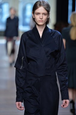 yigal azrouel Defile sırasında modeli