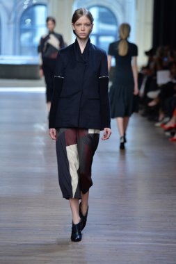 yigal azrouel Defile sırasında modeli
