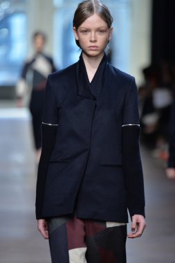 yigal azrouel Defile sırasında modeli