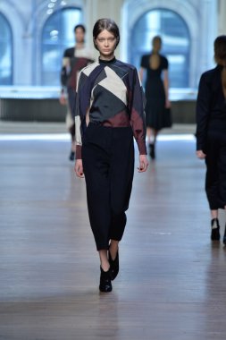 yigal azrouel Defile sırasında modeli