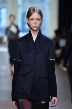 yigal azrouel Defile sırasında modeli