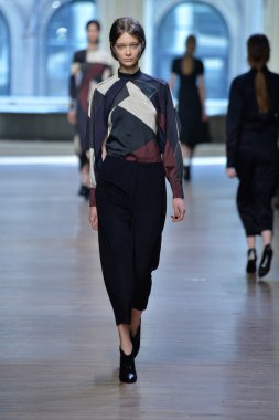 yigal azrouel Defile sırasında modeli