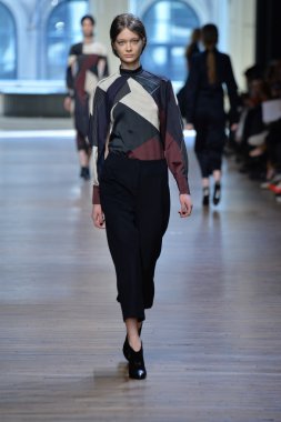 yigal azrouel Defile sırasında modeli