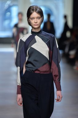 yigal azrouel Defile sırasında modeli