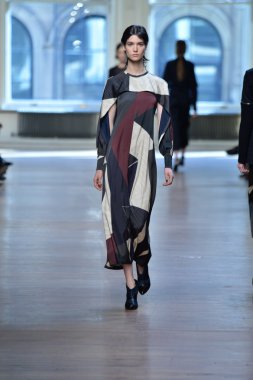 yigal azrouel Defile sırasında modeli