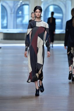 yigal azrouel Defile sırasında modeli